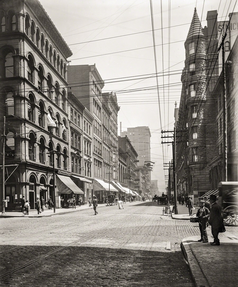 Fourth Street looking east from Race, Cincinnati, 1900