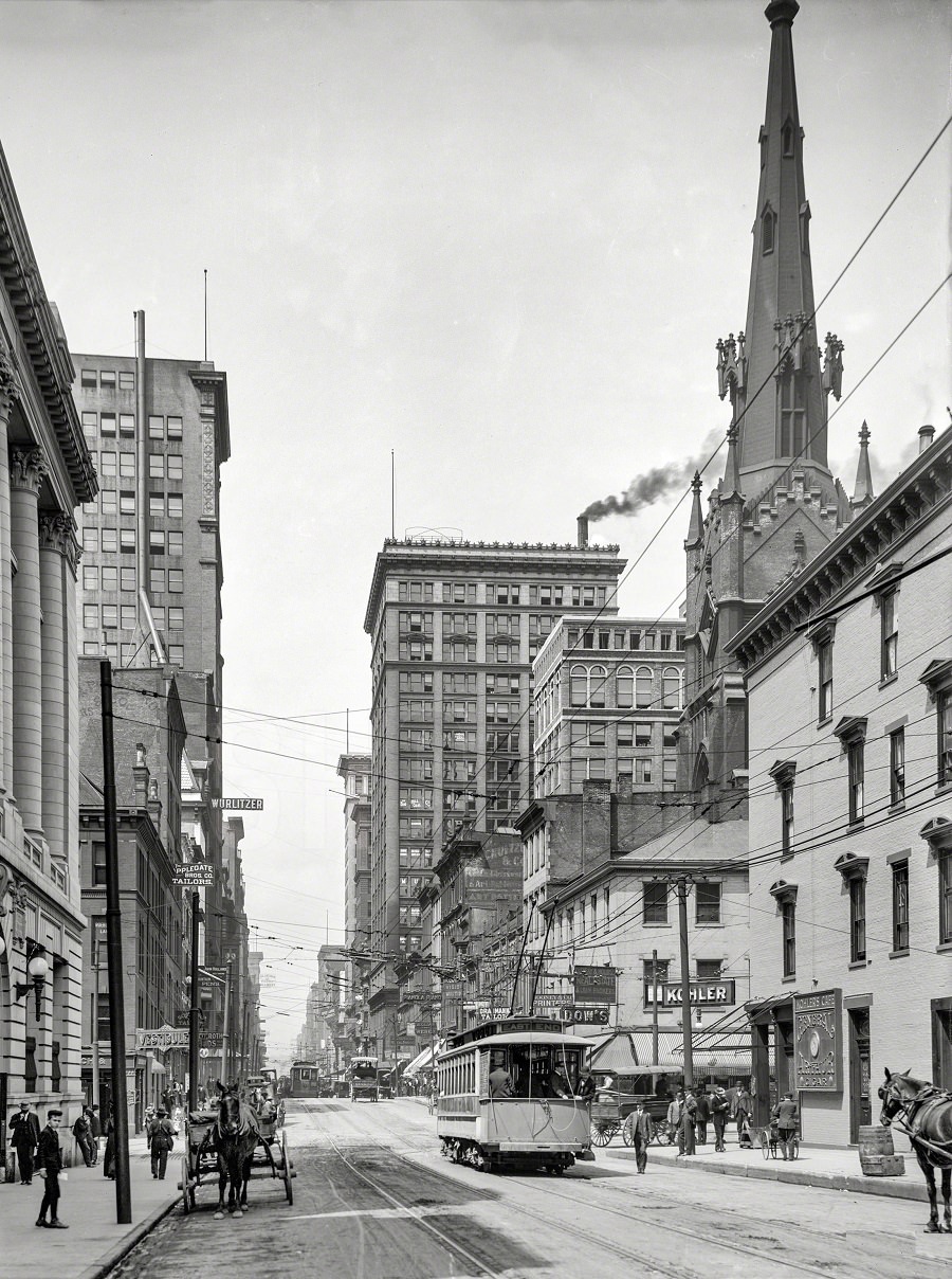 Fourth Street west from Main, Cincinnati circa 1907
