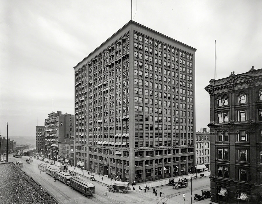 Rockefeller Building and Superior Avenue, Cleveland circa 1910