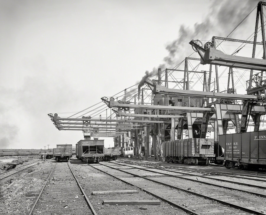 Cleveland & Pittsburgh ore docks, Cleveland circa 1906