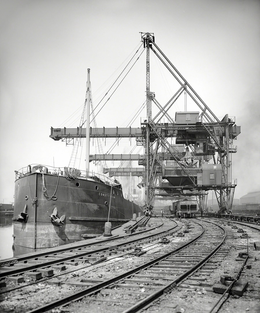 Brown electric hoist unloading freighter Constitution at Cleveland, 1910