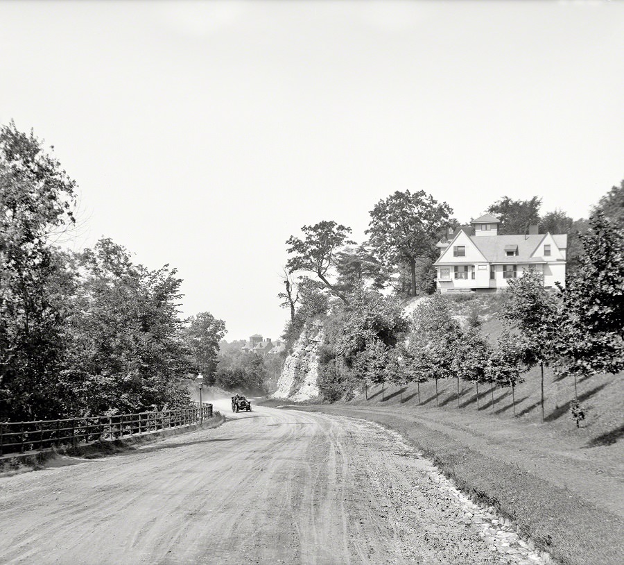 Drive leading to Ambler's Heights, Cleveland circa 1907