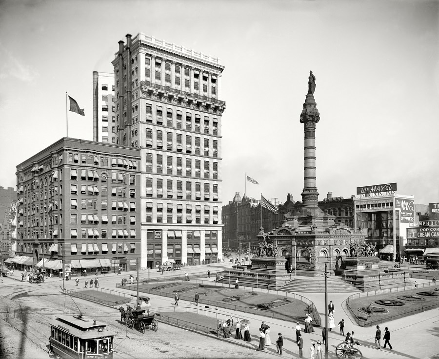 Public Square, Lyceum Theatre and Old Stone Church in background, Cleveland circa 1905