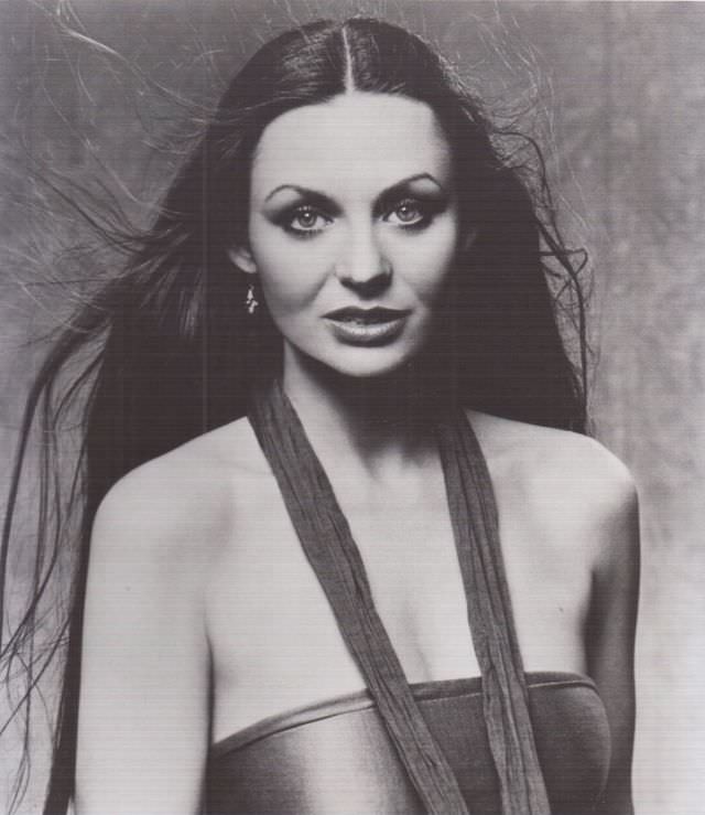 Fabulous Photos Of Crystal Gayle That Show Her Long Hair From 1970s and ...