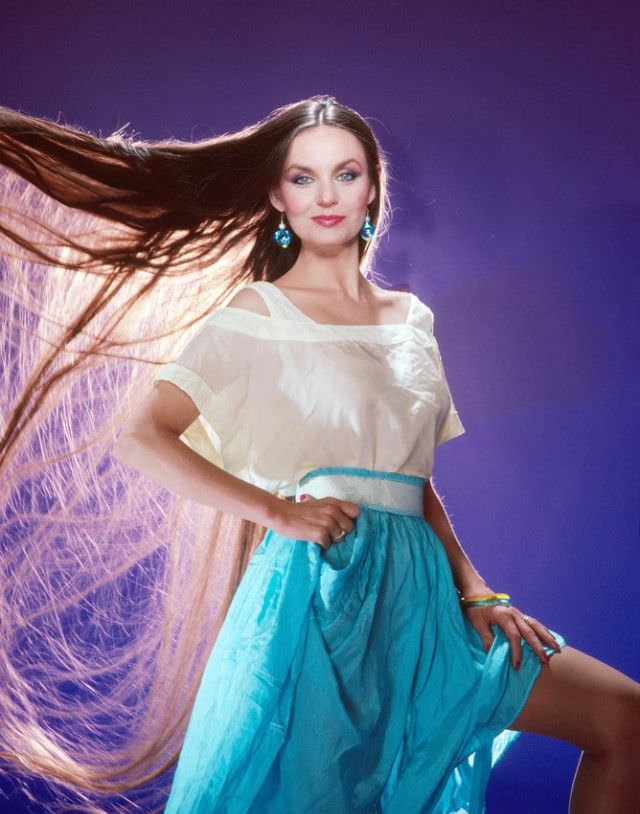 Fabulous Photos Of Crystal Gayle That Show Her Long Hair From 1970s and 1980s