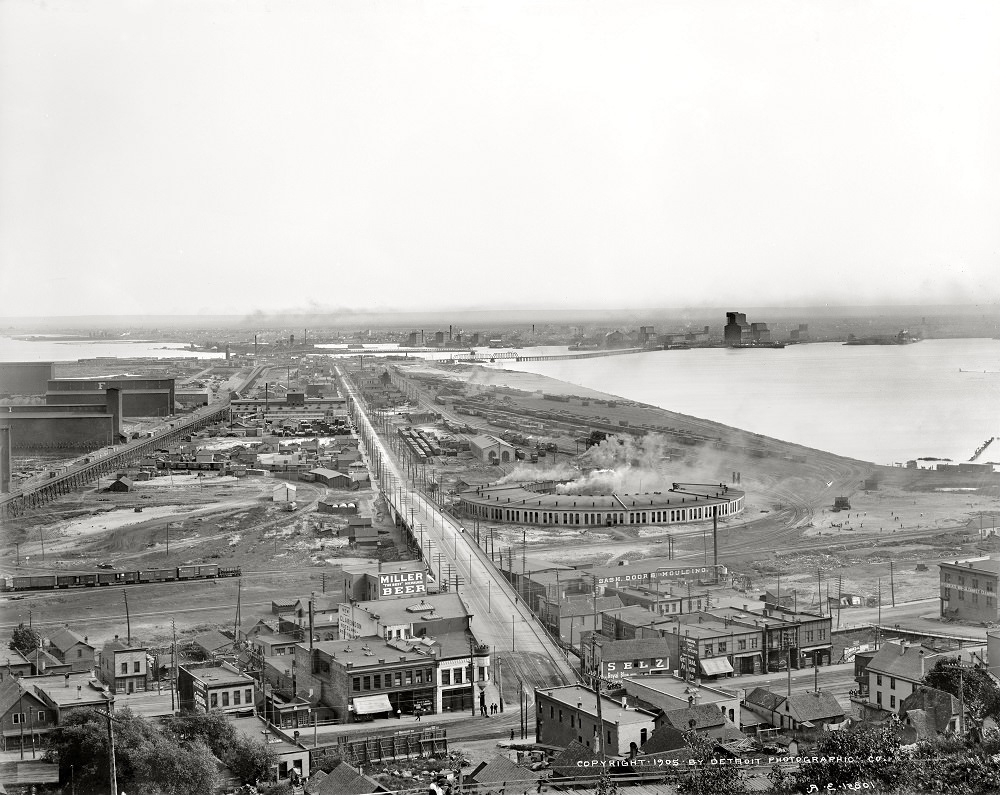 Elevators and harbor, along with a view of the Incline Railway and many other points of interest, Duluth, 1905