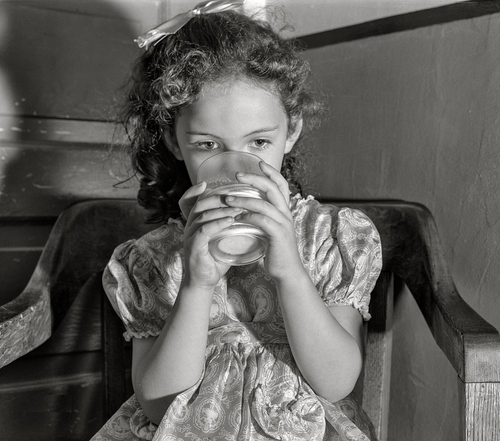 Child drinking milk, Duluth, Minnesota, August 1941