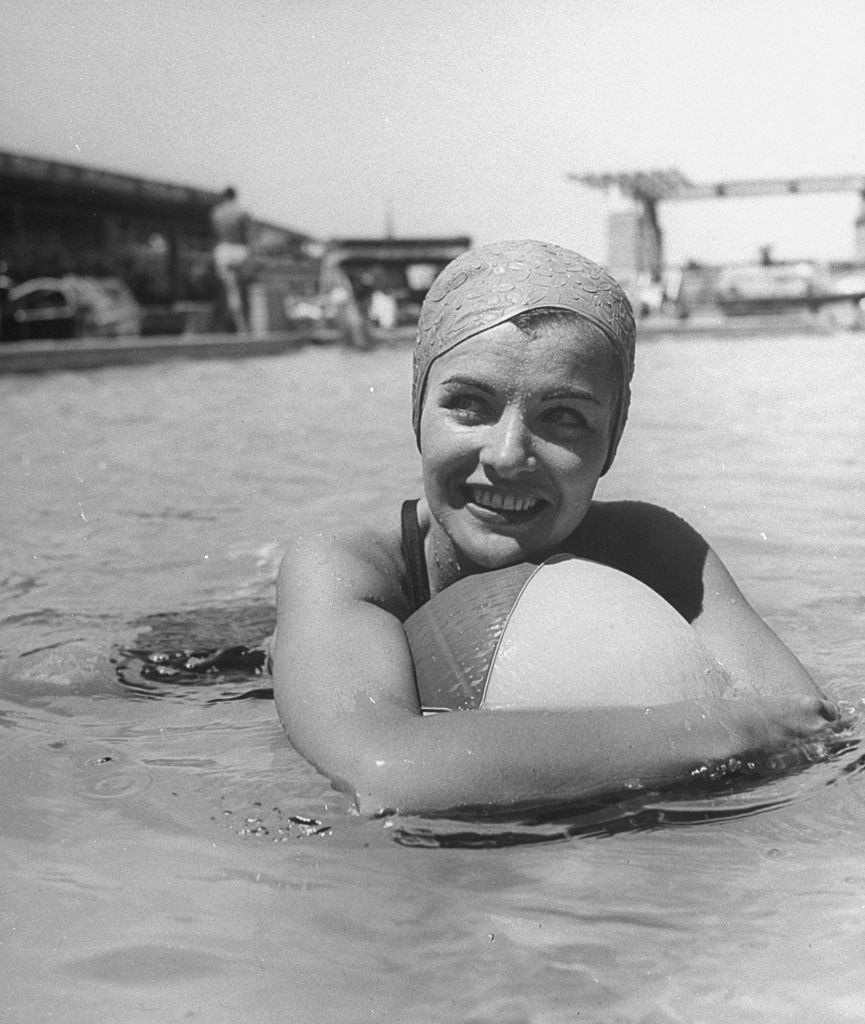 Ella Raines posing in the swimming pool.