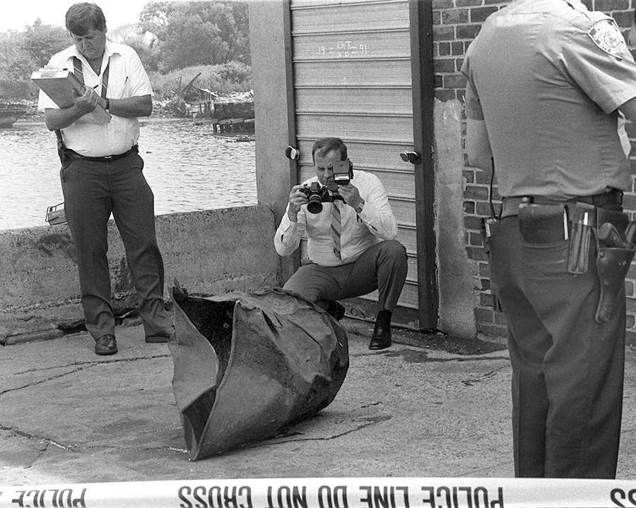 Body of hooker killed by serial killer Joel Rifkin and placed inside an oil drum is investigated by police, 1992