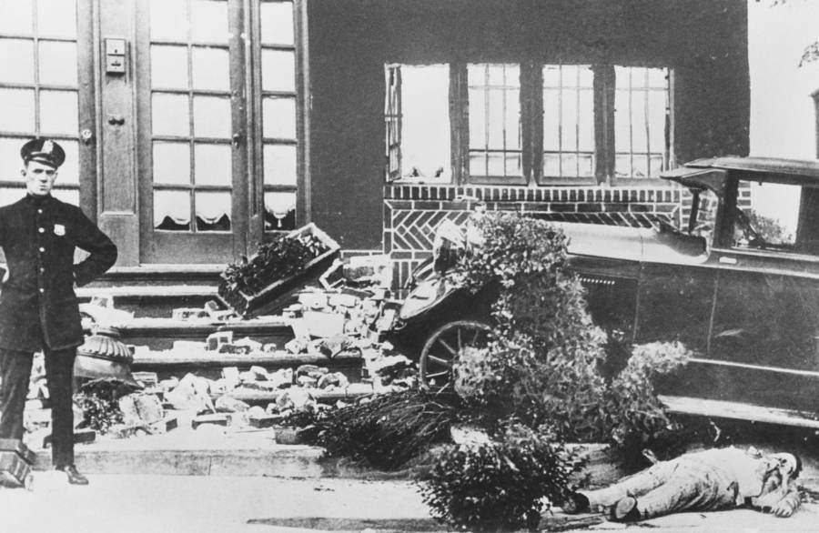 The body of Frankie Yale lies on the ground just after he was killed on July 1, 1928