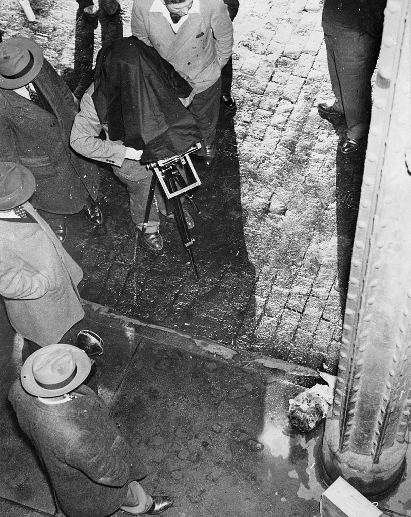Photographer Weegeephotographs a human head at the scene of a murder, 1945