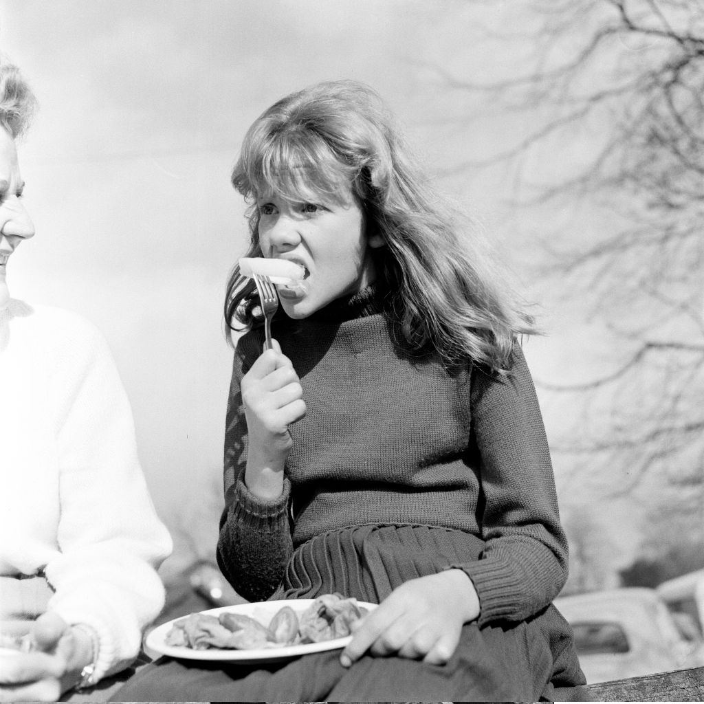 Hayley Mills with her sister Juliet Mills, 1961