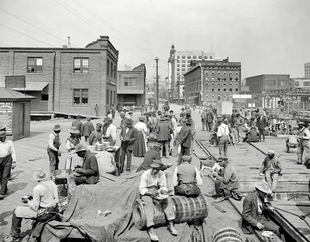 Dinner hour on the docks, Jacksonville, 1910