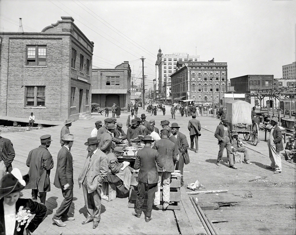 Lunch hour on the docks, Jacksonville, Florida, 1910