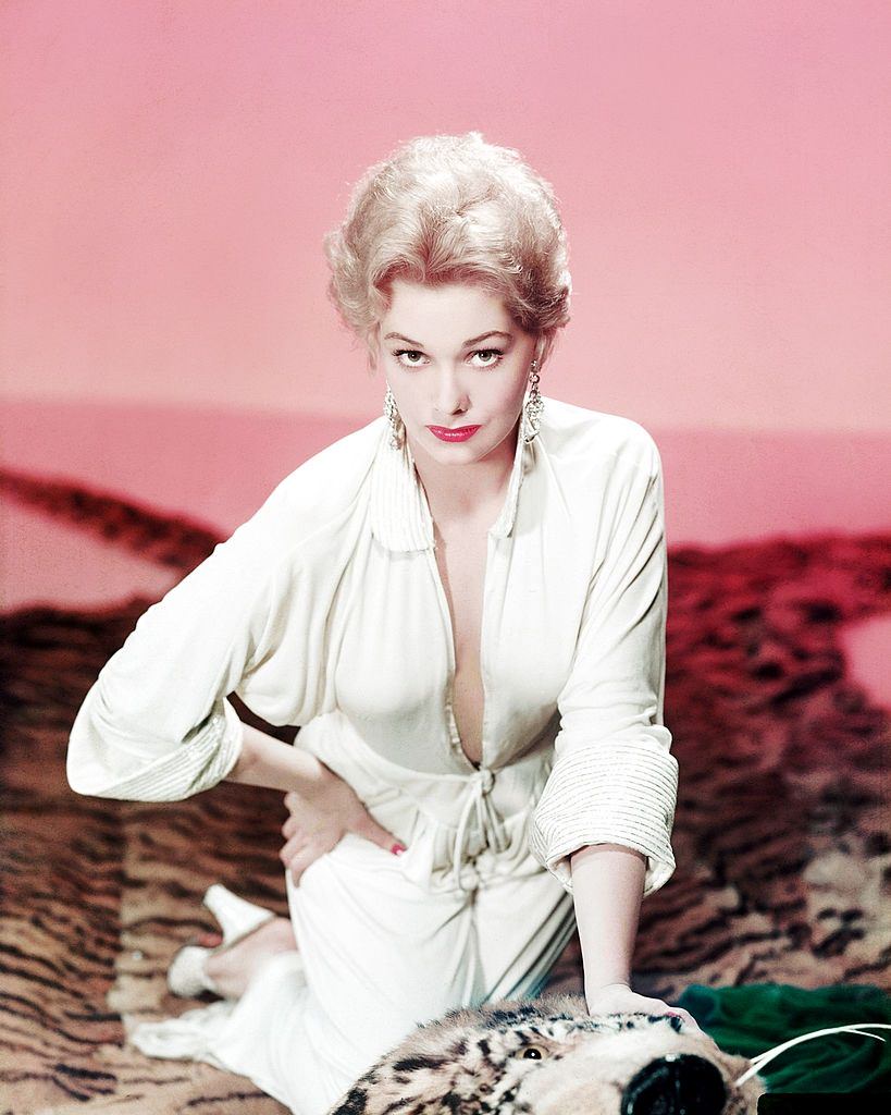 Kim Novak egy tigris bőr szőnyegen térdelt, 1955 körül