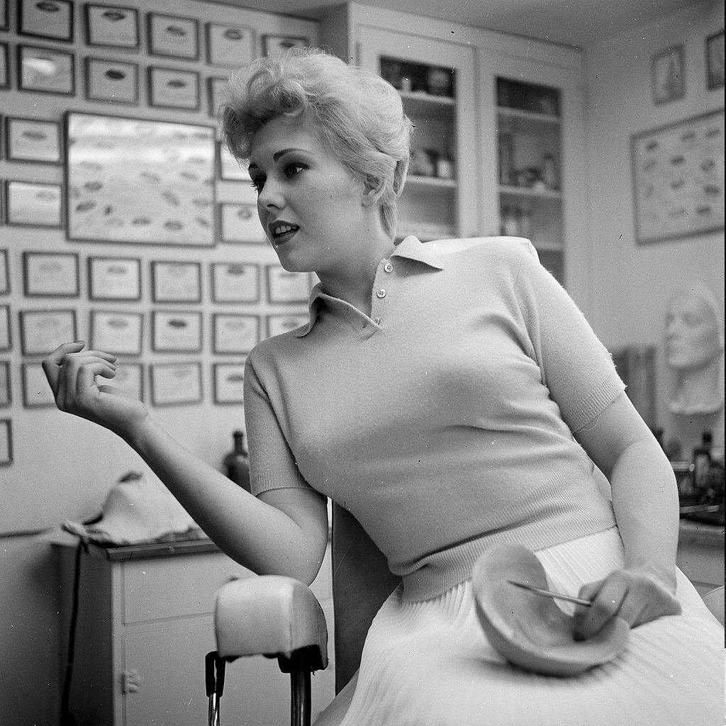 Kim Novak maszkjáról beszélgetett Los Angelesben, Kalifornia, 1955