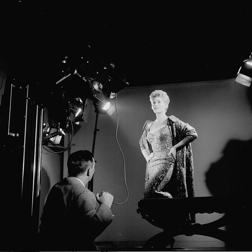 Kim Novak egy portréra pózol a színpadon Los Angelesben, 1955