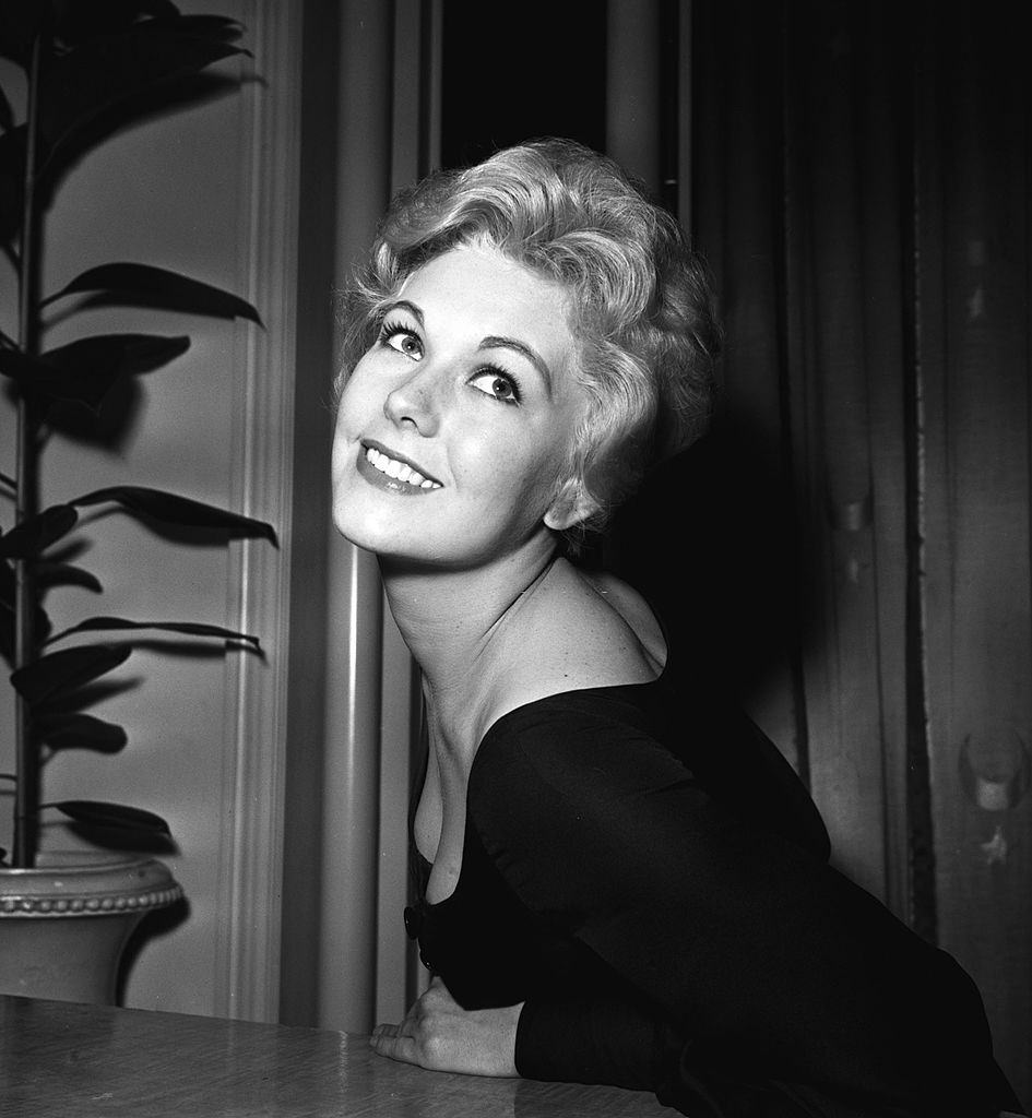 Kim Novak egy sajtótájékoztatón Londonban, 1956