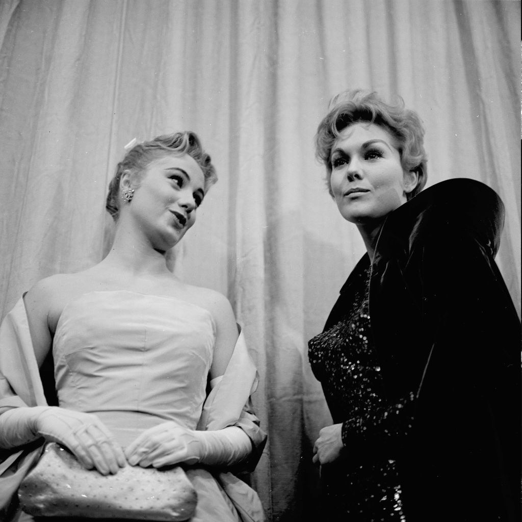 Kim Novak with Shirley Jones attend the Academy Awards in Los Angeles, 1956