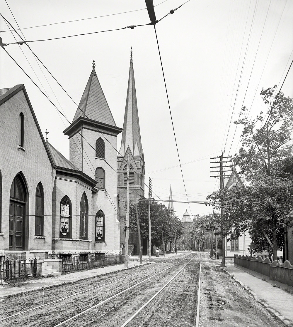 Broadway & Fifth Avenue, looking east, Knoxville, Tennessee, 1905