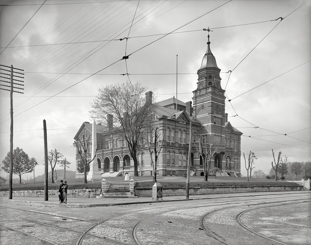 The Knoxville courthouse, circa 1903