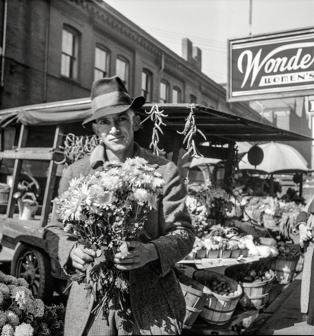 Cumberland Club and Walnut Street, Knoxville, Tennessee, circa 1905