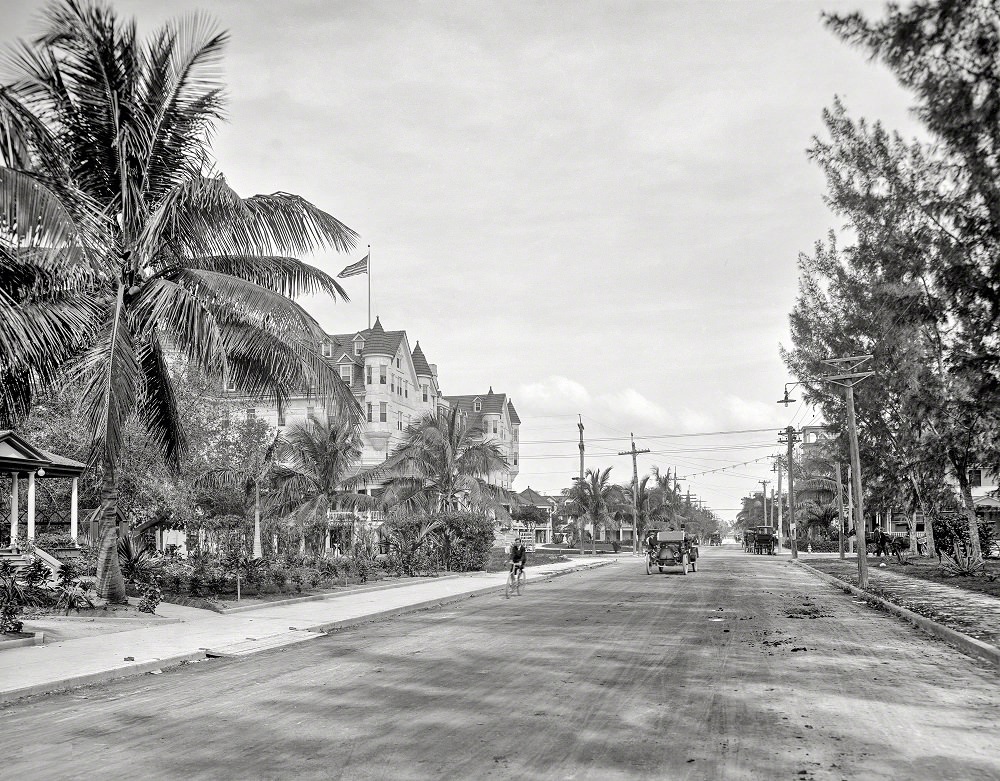 Hotel Halcyon and Avenue B looking north, Miami, 1910
