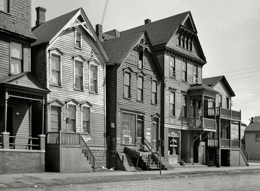 Group of houses in 600 block on East Detroit Street. Milwaukee, Wisconsin, April 1936