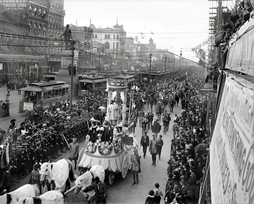 Mardi Gras procession on Canal Street, New Orleans, 1900