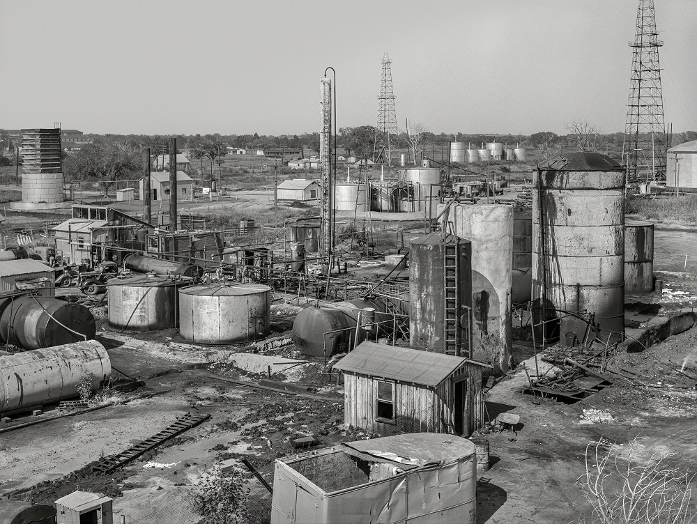 Independent refinery, Oklahoma City, August 1939