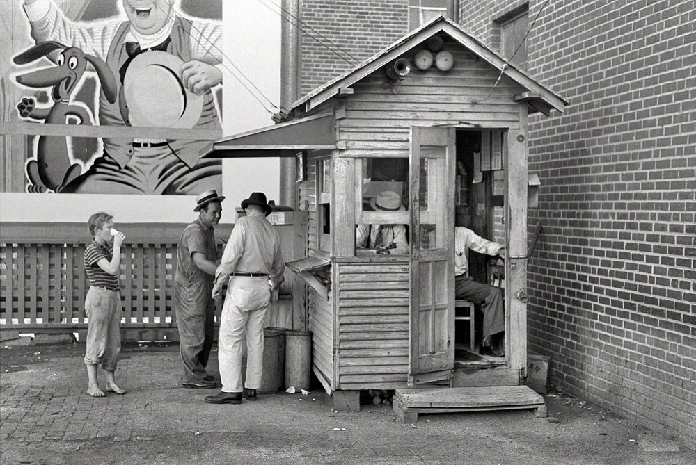 Activity around station master's shack. Streetcar terminal, Oklahoma City, Oklahoma, July 1939