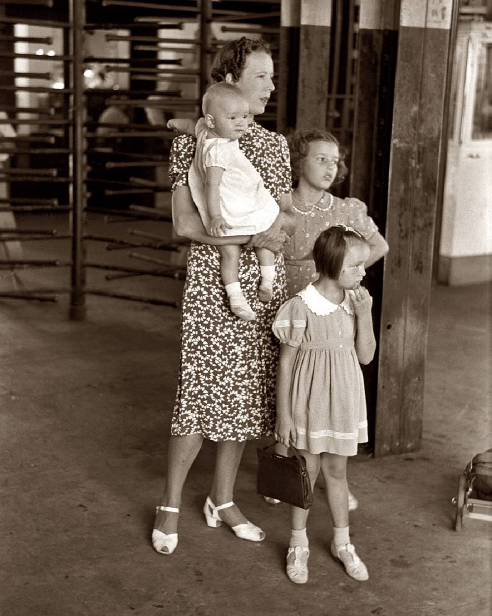 Woman with children at streetcar terminal in Oklahoma City, July 1939