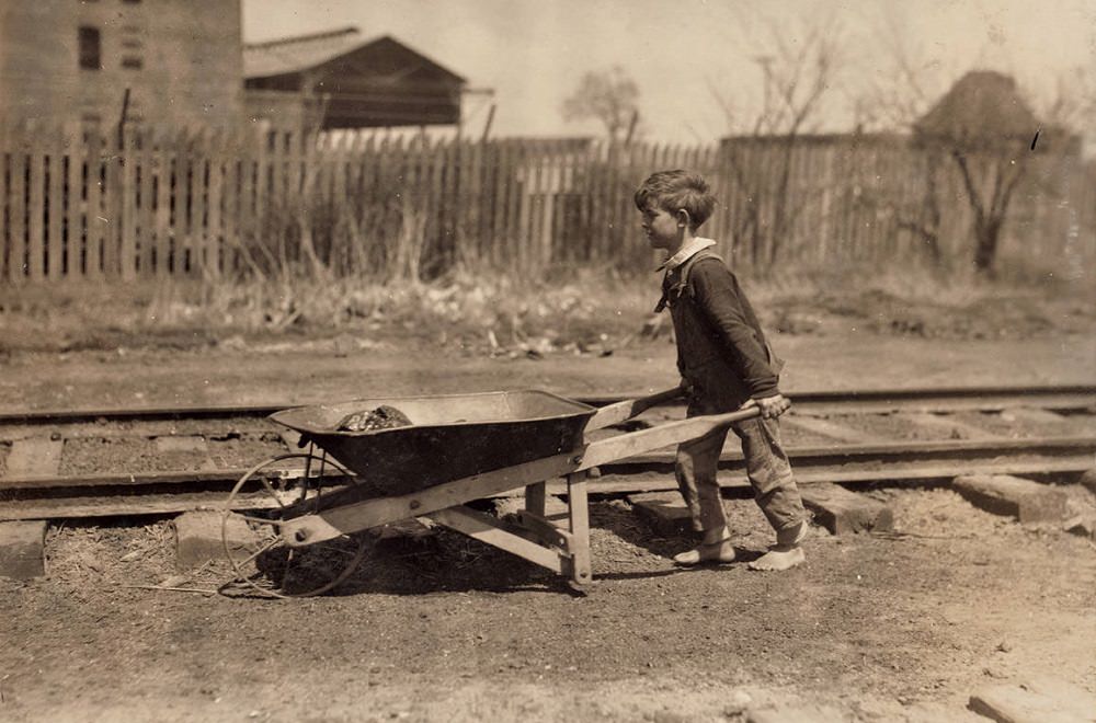 Swipin’ coal from the freight yards, Oklahoma City, Oklahoma. April 1917