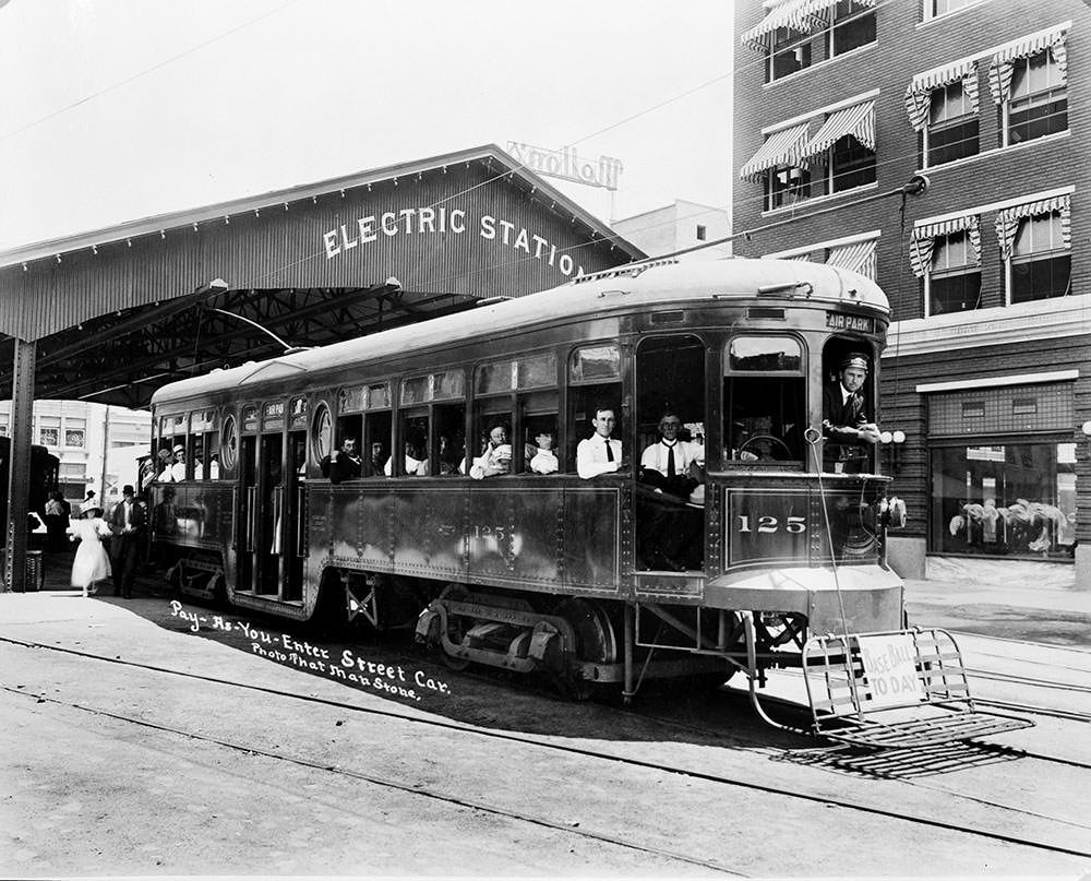 Pay-as-you-enter streetcar