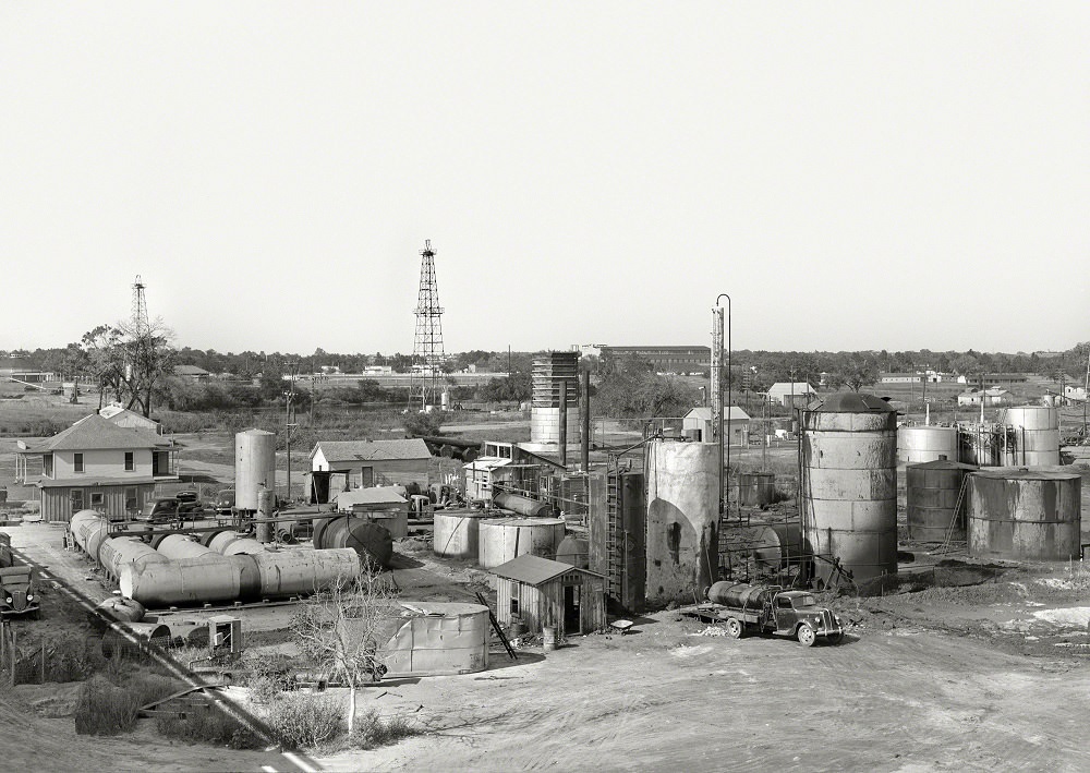 Independent refinery, Oklahoma City, Oklahoma, August 1939