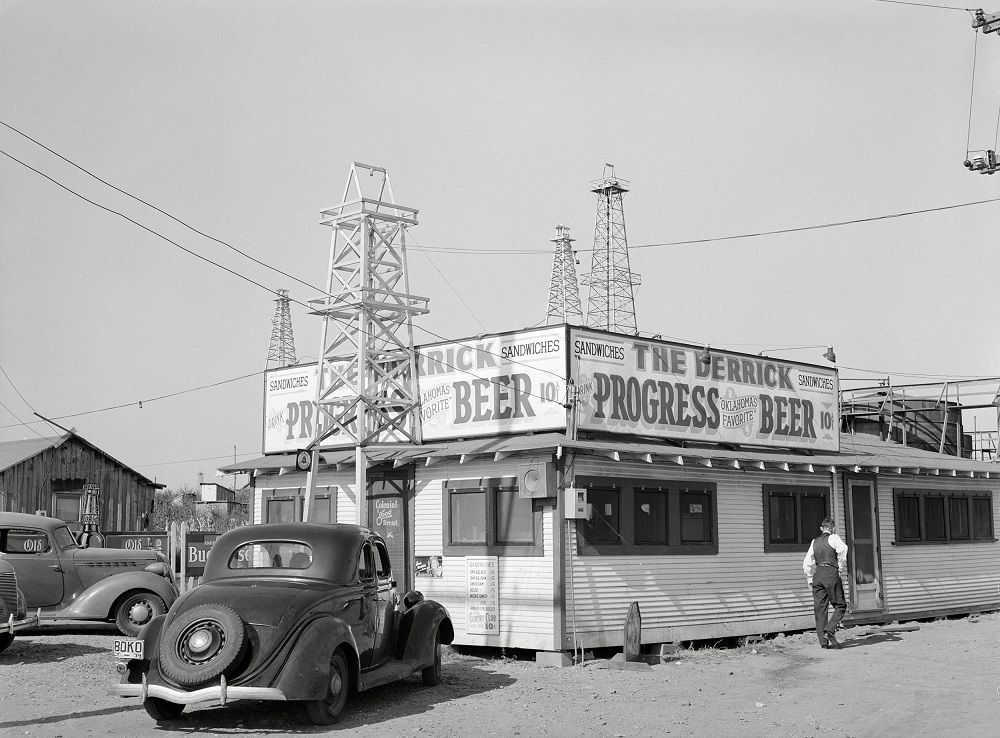 The Derrick, roadhouse in Oklahoma City oil field, August 1939