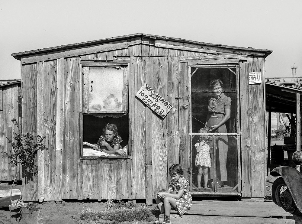 Home and family of oil field roustabout in Oklahoma City, August 1939