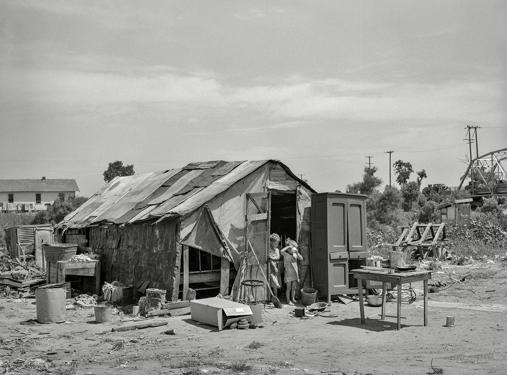 Shack of family living in May Avenue camp, Oklahoma City, July 1939