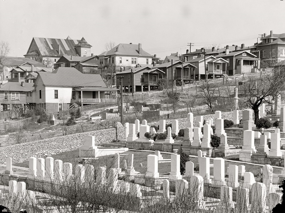 Middle class houses of the town, Birmingham, Alabama, 1936