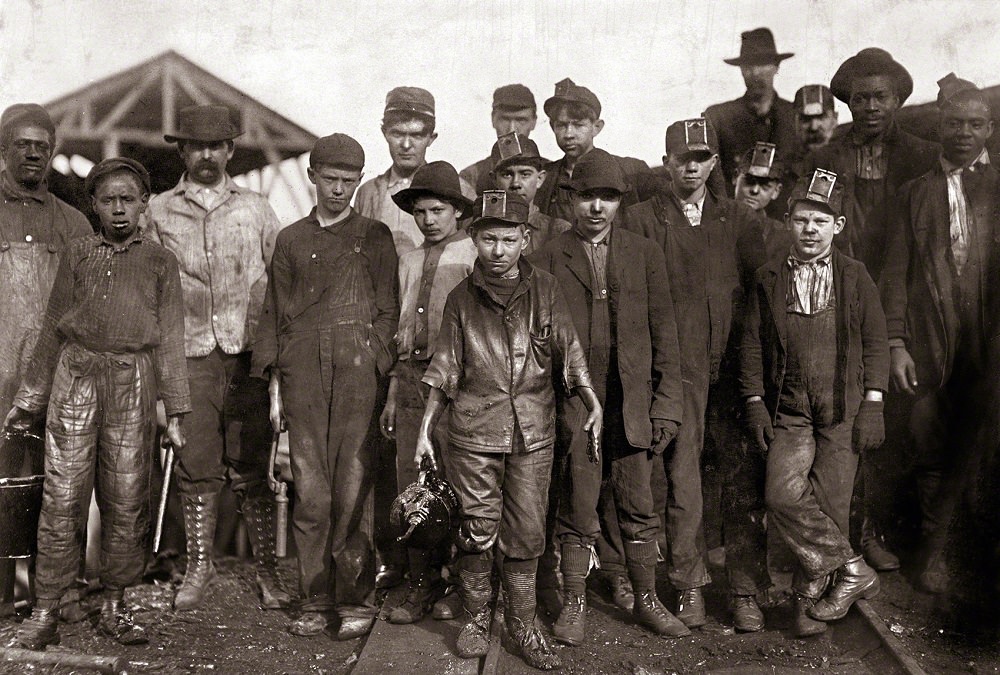 An oiler on the tipple at Bessie Mine near Birmingham in Jefferson County, December 1910