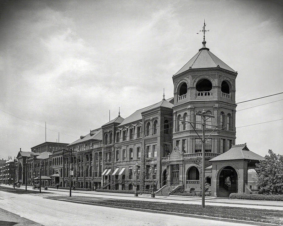 Mechanics Hall, Huntington Avenue, 1906. It was demolished in 1959 to make way for Prudential Center