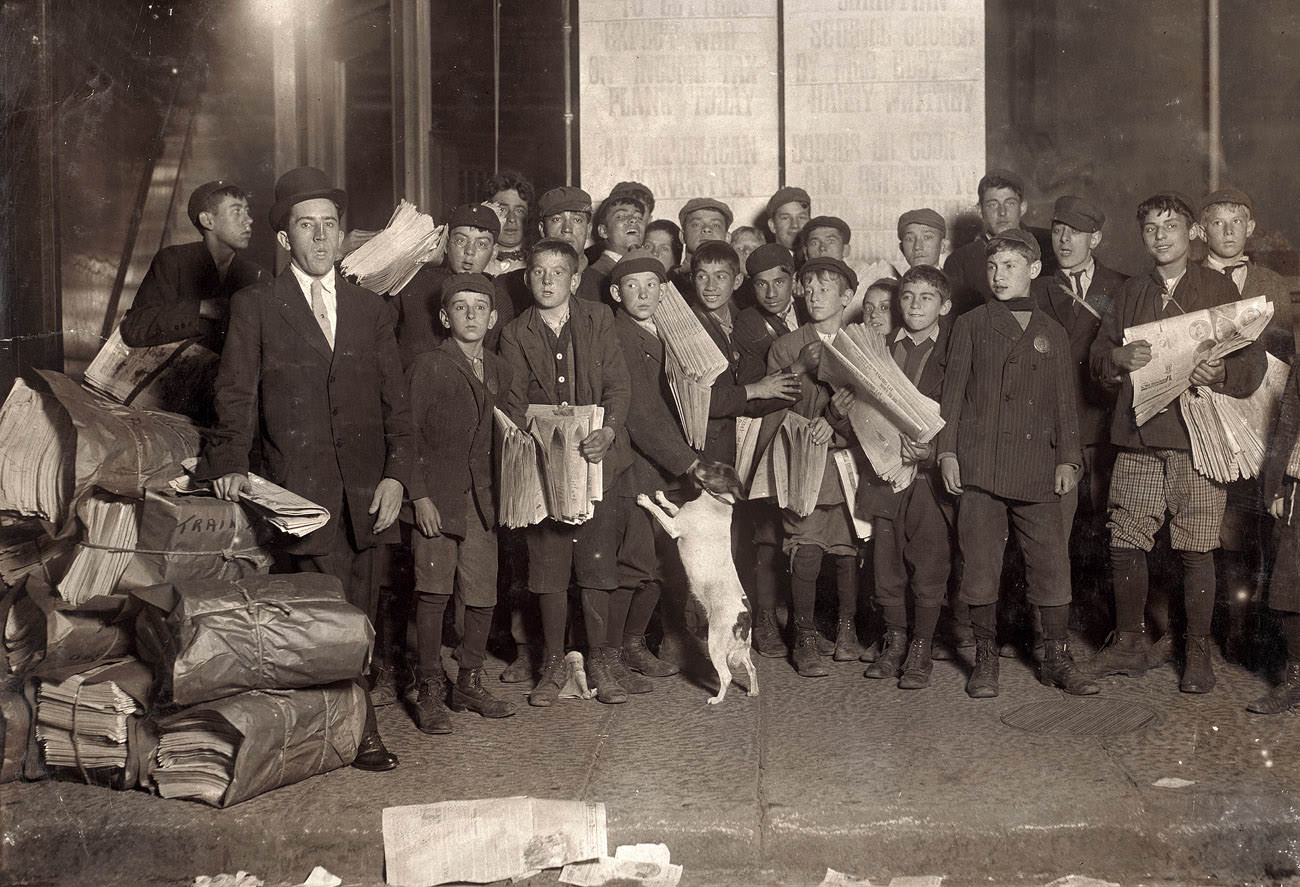 Sunday 5 a.m. Newsies starting out. Boston, Massachusetts, 1909