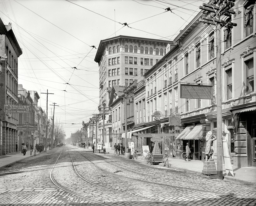 Charleston, South Carolina, circa 1911. "Broad Street looking west.