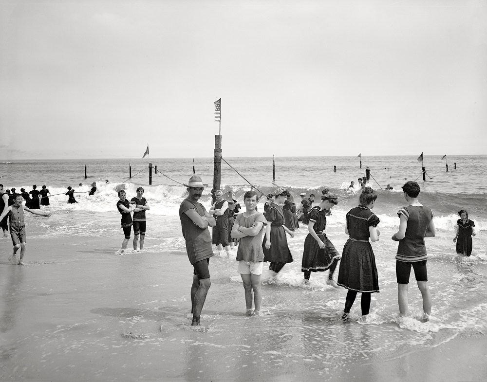 Szörfös fürdő a Coney Island-ben, New York, kb. 1905