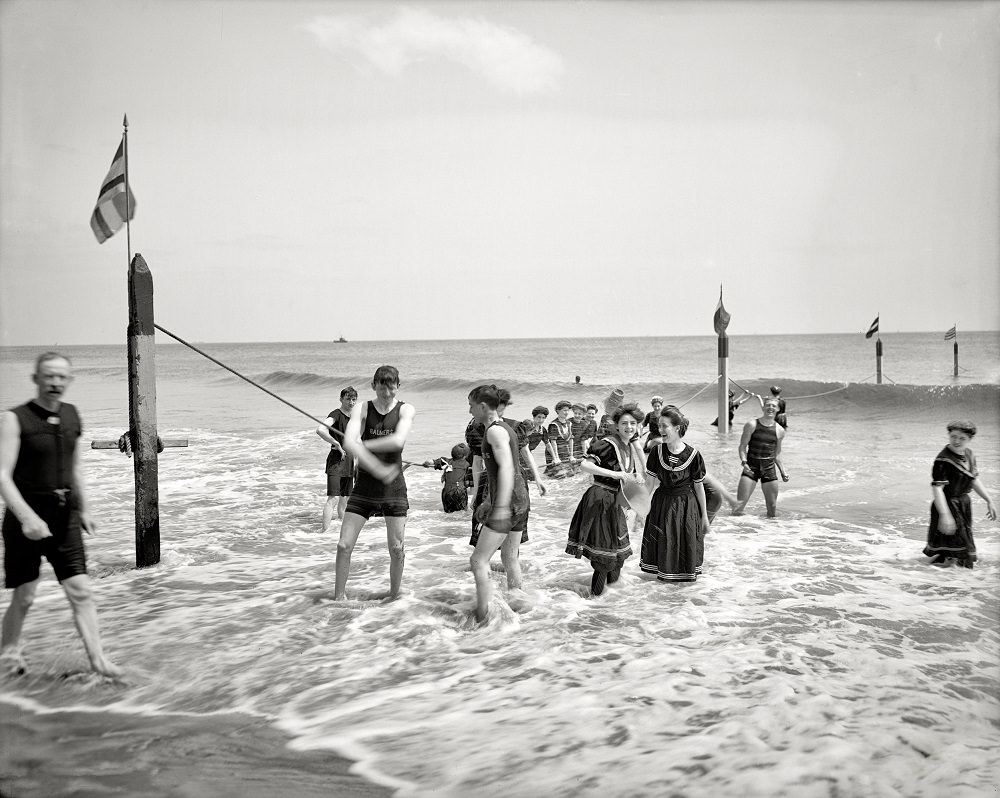 Az emberek élvezik a tengerparton, Coney Island, New York, 1904 körül