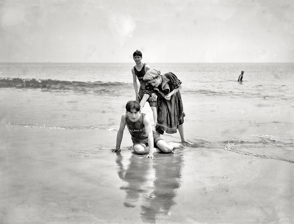 Mindegyik az 1905 körül kb. Coney Island-en mossa le