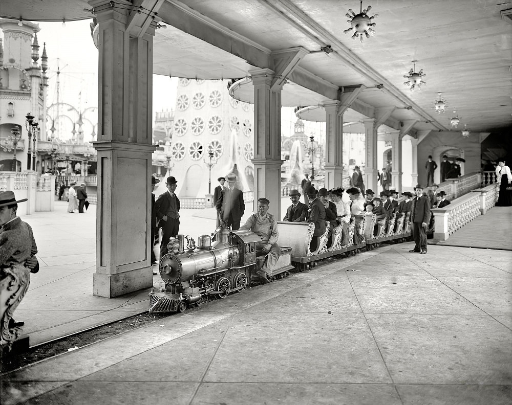 Miniature railway, Coney Island, New York circa 1905