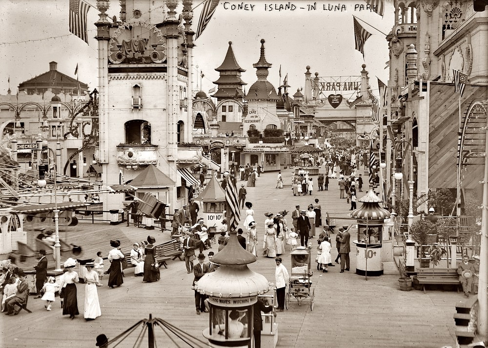 Promenaderek a Luna Parkban, Coney Island, 1913