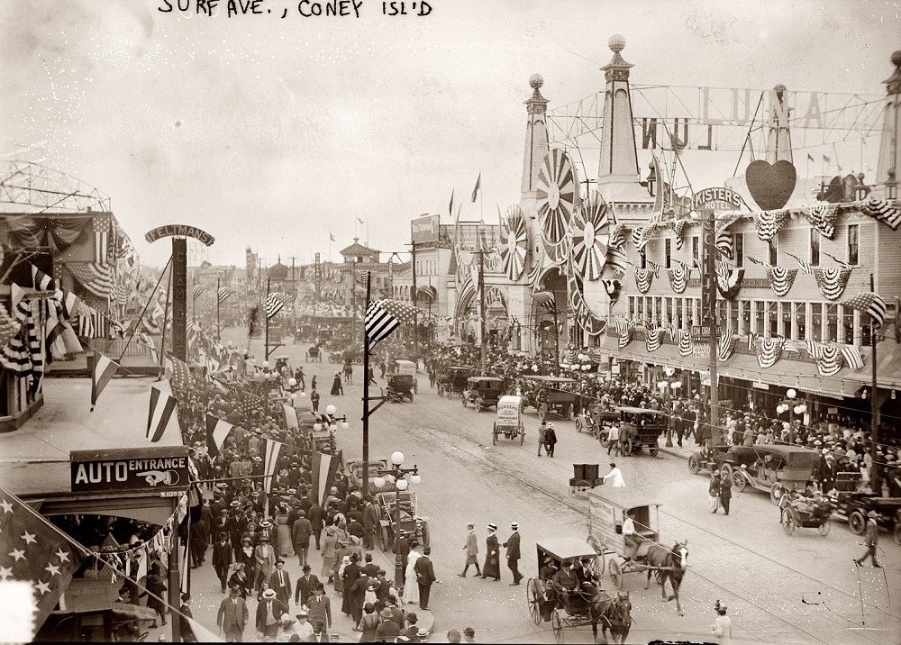 Surf Avenue a Coney Island-en, bal oldali Feltman's Clam Bake-rel, 1913