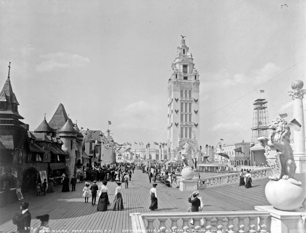 A látogatók sétálhatnak a sétányon a Dreamland-en, Coney Island, 1904